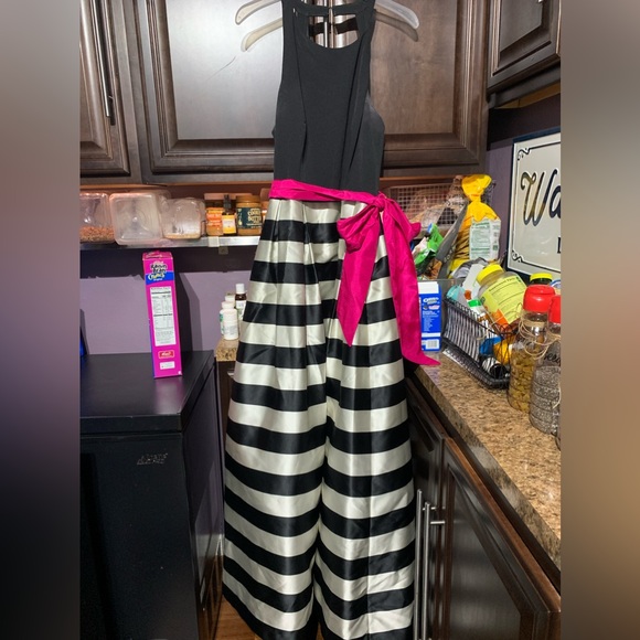 Beautiful dress! Worn once good quality. Full length - Picture 2 of 4